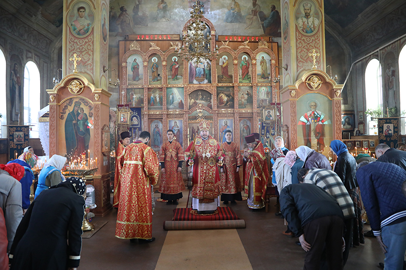 Во вторник Светлой седмицы Преосвященнейший епископ Симон с архипастырским визитом посетил Гуковское благочиние и совершил праздничное богослужение в храме святителя Николая