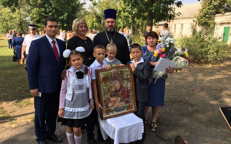 Настоятель храма святителя Тихона Задонского протоиерей Анатолий Почтовый принял участие в праздничных мероприятиях​,​ посвященных Дню знаний