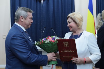 Благочинный приходов Нижнедонского округа протоиерей Сергий Яценко выразил слова благодарности главному редактору ООО «Видеотон Альфа» О.И. Полумиенко за совместный плодотворный труд и поздравил с заслуженной наградой Губернатора