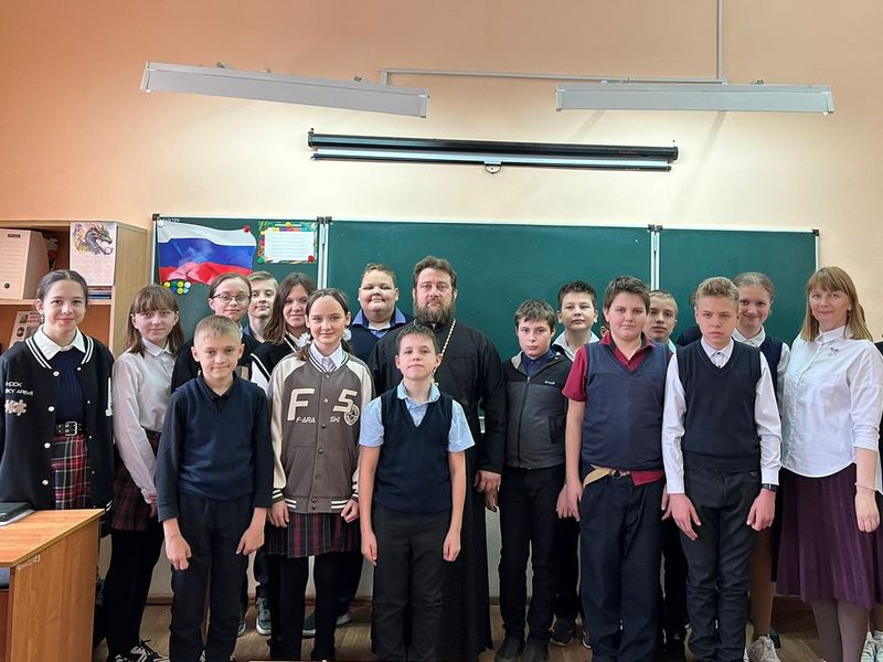 В миллеровской школе № 2 состоялась встреча учащихся с иереем Симеоном Есиным