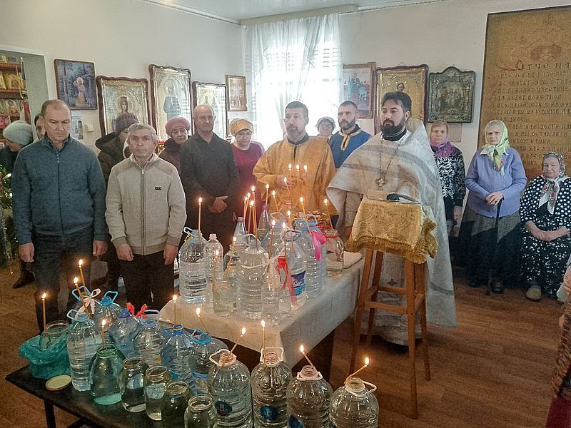 В Кашарах отметили Крещение Господне ночной Литургией и освящением источника