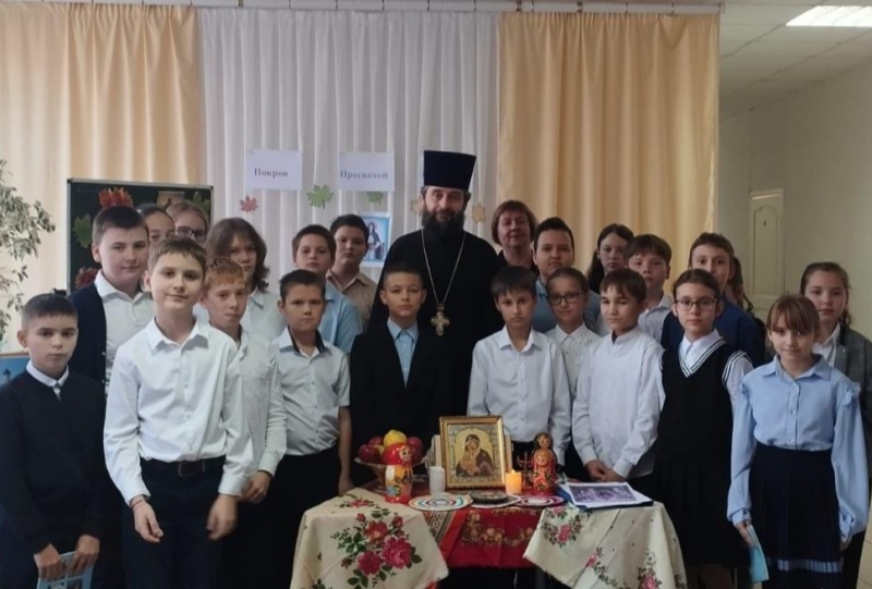 В школе №23 поселка Красногорняцкий прошел тематический час «Покров Пресвятой Богородицы»