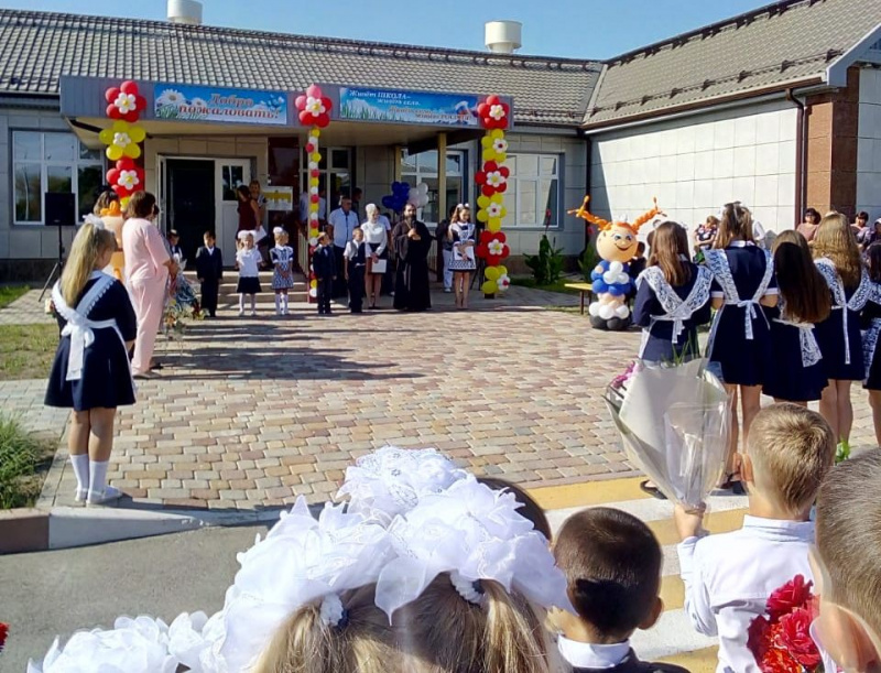 Настоятель храма Рождества Пресвятой Богородицы сл. Большинка выступил с напутственной речью перед учителями и учащимися СОШ сл. Большинка Тарасовского р-на