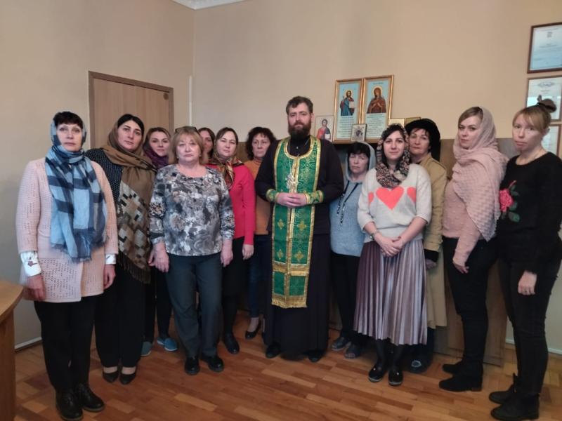 Иерей Алексий Скосарев поздравил преподавателей и учащихся колледжа экономики и сервиса ИСОиП (ф) ДГТУ с днем памяти святителя Николая Чудотворца