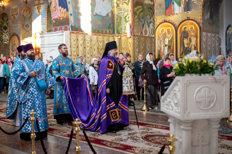 В праздник Покрова Пресвятой Богородицы Преосвященнейший епископ Симон в кафедральном соборе Шахтинской епархии возглавил престольное торжество