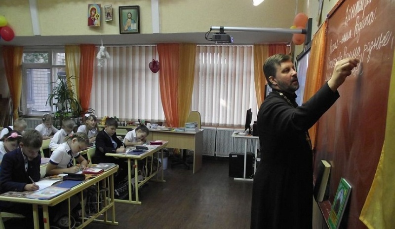 Настоятель Пантелеимоновского храма посёлка Майский провёл уроки в местных школах