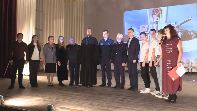 С Днем призывника новошахтинских новобранцев поздравил протоиерей Роман Амплеев