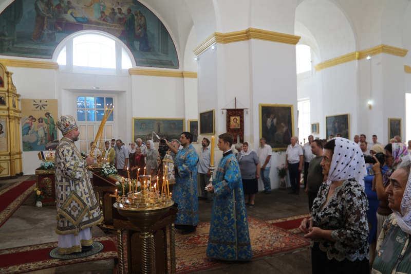 В престольный праздник и 190-летие храма Преосвященнейший епископ Симон совершил Литургию в Успенском храме ст. Калитвенской