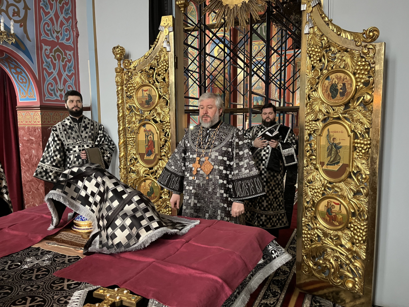 Преосвященнейший епископ Симон совершил Литургию Преждеосвященных Даров в храме Покрова Божией Матери города Каменск-Шахтинский