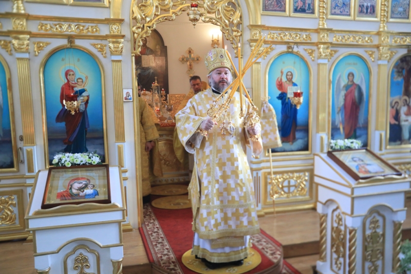 Преосвященнейший епископ Симон с архипастырским визитом посетил храм Святой Троицы г. Каменск-Шахтинский