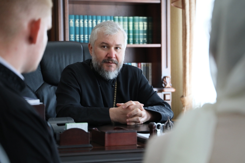 Преосвященнейший епископ Симон благословил семинариста и его избранницу на создание семьи