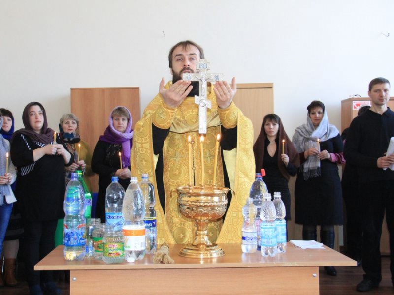 В домовом храме апостола и Евангелиста Иоанна Богослова в шахтинском вузе отслужен молебен