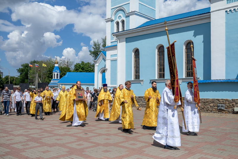 Праздничная Литургия в день памяти первоверховных апостолов Петра и Павла в Покровском кафедральном соборе города Шахты