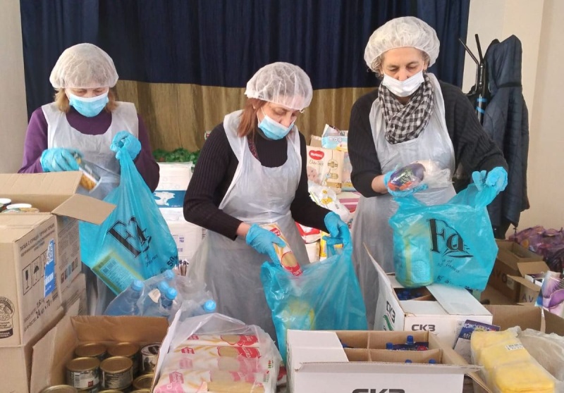 Гуманитарные центры Шахтинской епархии продолжают сбор и раздачу помощи вынужденным переселенцам при поддержке приходов и монастырей Русской Православной Церкви