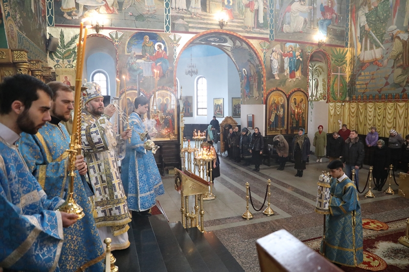 Накануне празднования Похвалы Пресвятой Богородицы епископ Шахтинский и Миллеровский Симон совершил вечернее богослужение в кафедральном соборе Шахтинской епархии