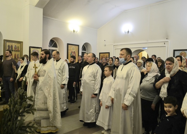 В ночь на 7 января под сводами Свято-Троицкого храма прошла торжественная рождественская литургия