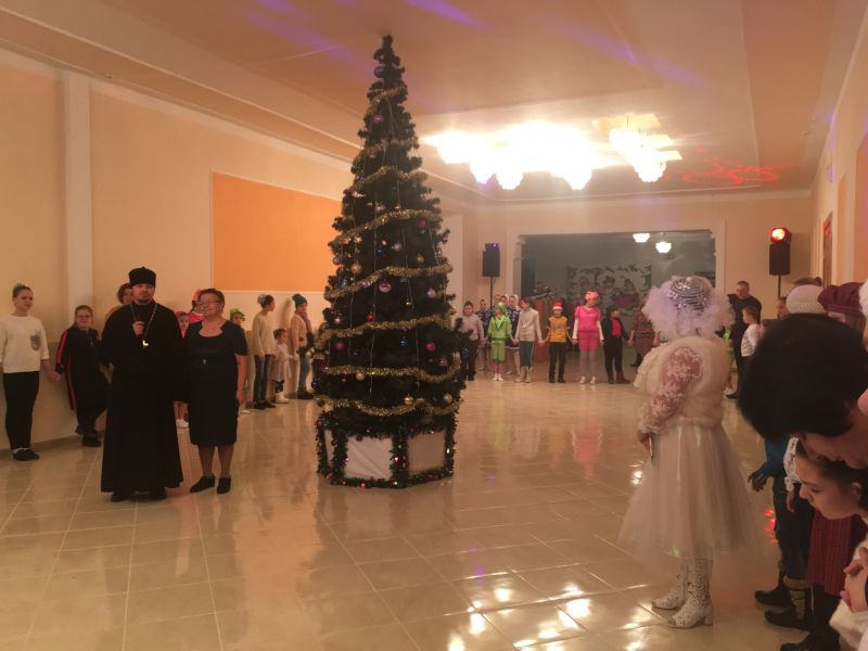 В районном дворце культуры прошла благотворительная елка к Рождеству Христову для детей с ограниченными возможностями