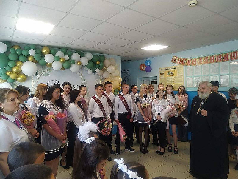 Торжественная линейка, посвященная последнему звонку, прошла в Ажиновской казачьей школе   