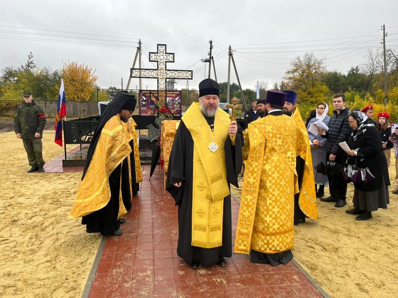Преосвященнейший епископ Симон совершил чин освящения поклонного креста в поселке Индустриальном Кашарского района