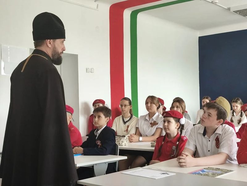 В школе №23 поселка Красногорняцкий прошел урок памяти «Священная память Великой Победы»