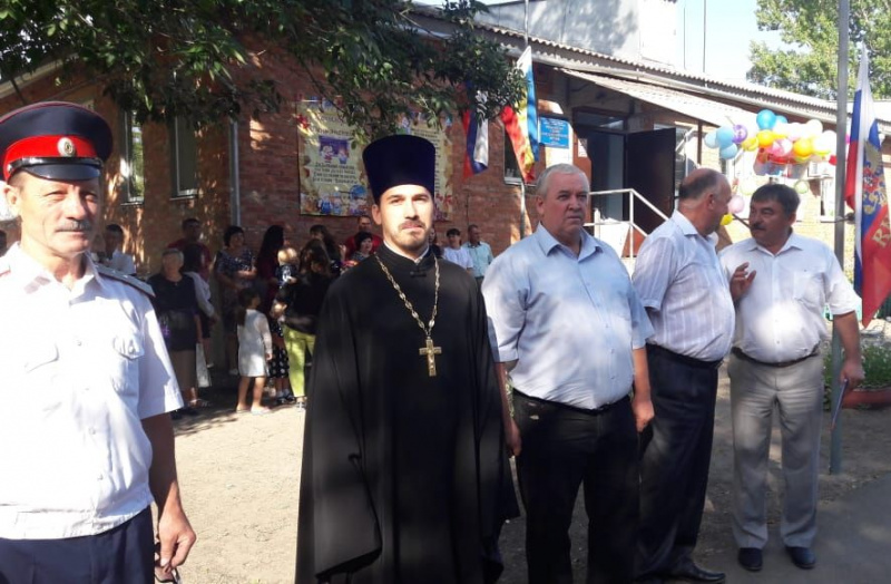 Настоятель храма в честь Рождества Христова станицы Митякинской иерей Антоний Можаев принял участие в торжественной линейке, посвященной Дню знаний, которая состоялась в митякинской средней школе