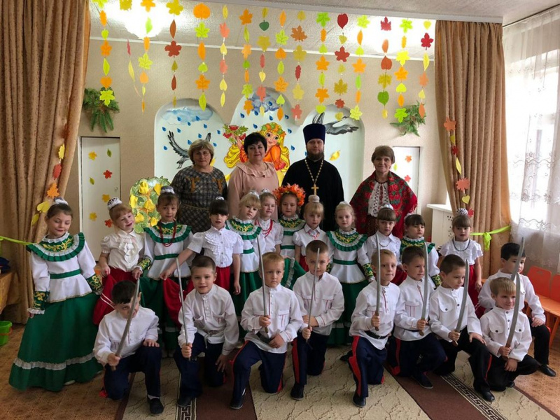 В детском саду № 1 г. Каменск-Шахтинский состоялся праздничный утренник, посвященный дню Казанской иконы Божией Матери и Дню народного единства. Присутствующих поздравил иерей Олег Выборов