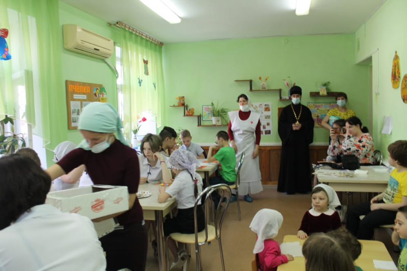 Протоиерей Сергий Яценко поздравил воспитанников приюта «Огонек» пос. Каменоломни с праздником Светлого Христова Воскресенья 