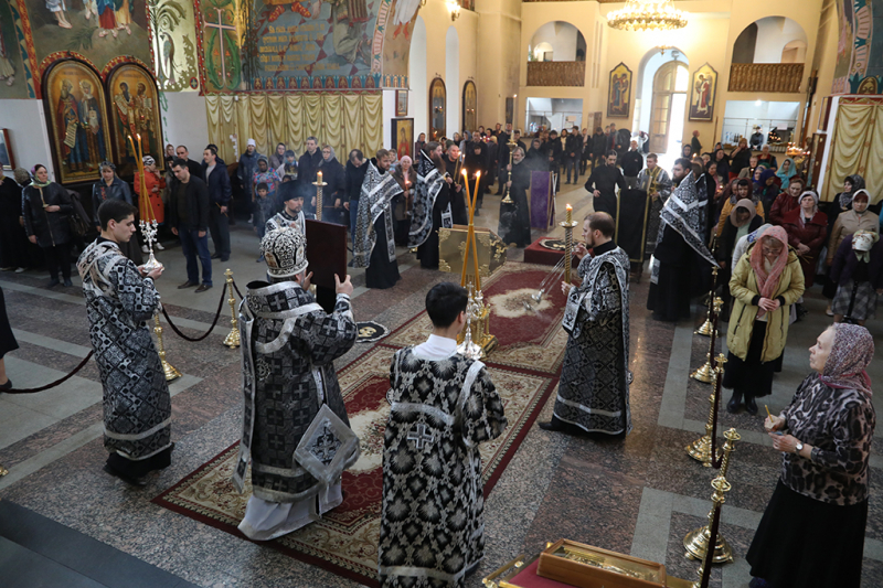 Епископ Симон совершил утреню Великого Пятка с чтением двенадцати страстных Евангелий