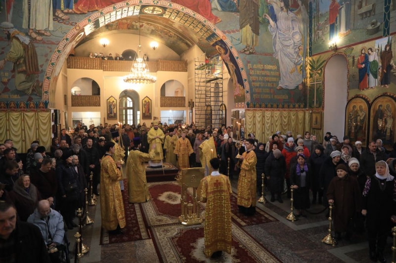 Правящий архиерей Шахтинской епархии Преосвященнейший епископ Симон совершил Божественную литургию в Покровском кафедральном соборе г. Шахты