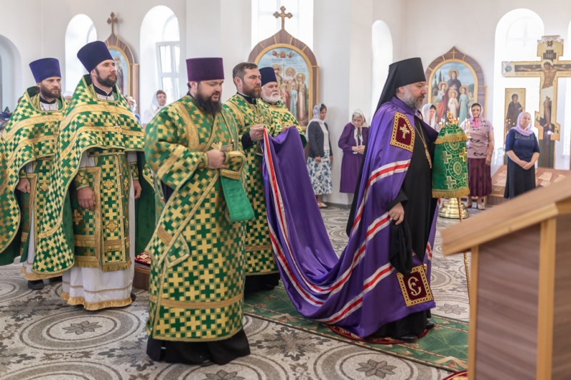 В престольный день Преосвященнейший епископ Симон совершил Божественную литургию в храме святого благоверного князя Александра Невского города Шахты