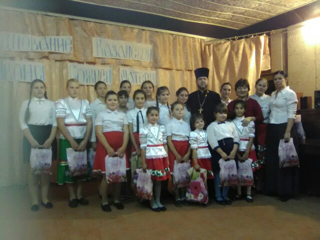 В праздник Казанской иконы Божьей Матери и Дня народного единства в п. Садовый прошел праздничный концерт