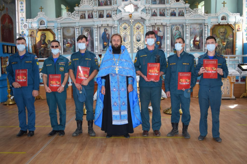 Огнеборцы и спасатели пожарно-спасательной части № 68 отряда № 13 Федеральной противопожарной службы по Ростовской области помолились перед иконой Богородицы Неопалимая Купина