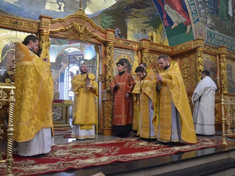 Епископ Шахтинский и Миллеровкий Симон совершил Божественную литургию и диаконскую хиротонию в Покровском кафедральном соборе г. Шахты