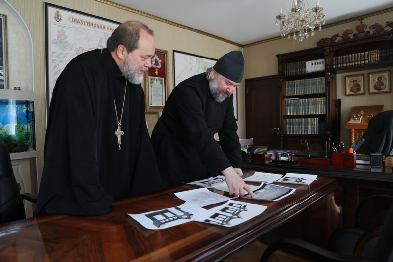 Преосвященнейший епископ Симон обсудил с иеромонахом Димитрием (Яроцким) проект благоустройства нового храма великомученика Пантелеимона города Миллерово