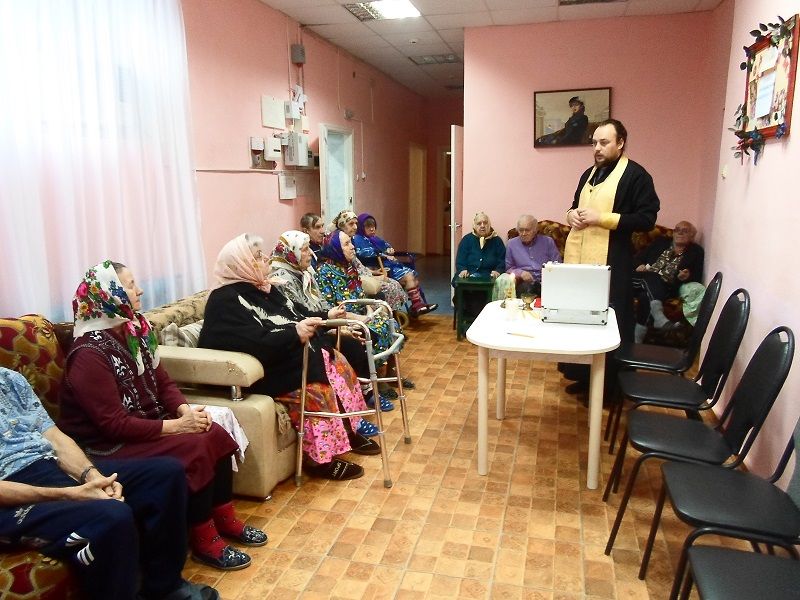 Священник совершил таинства исповеди и причастия в доме-интернате для пожилых с. Щедровка