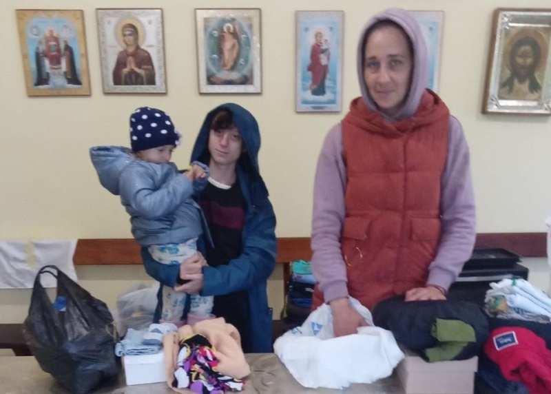 В храме Архангела Михаила хутора Ёлкин раздали детскую одежду нуждающимся