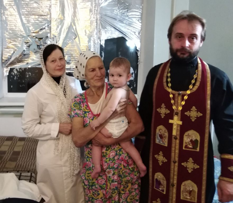 Протоиерей Сергий Яценко совершил таинство Крещения над девочкой, находящейся на лечении в центральной больнице Октябрьского района