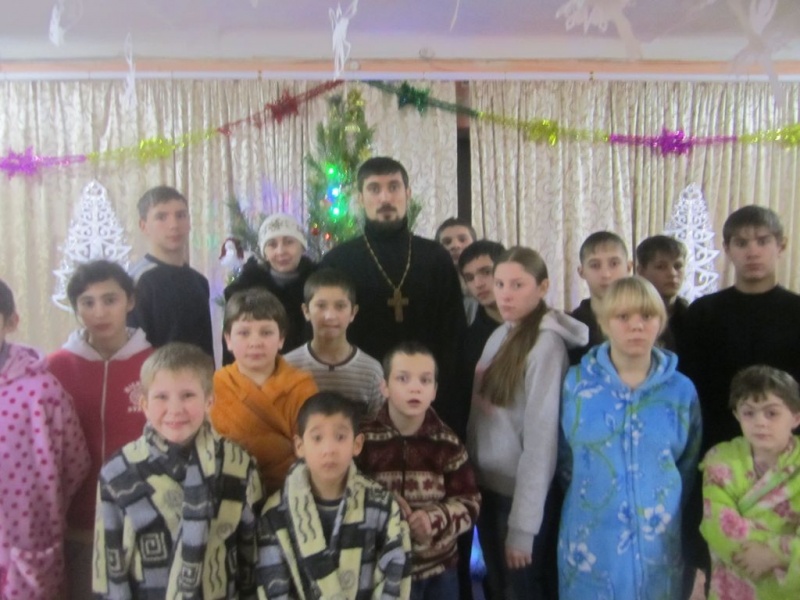 Настоятель Никольского храма города Шахты и помощник благочинного по миссионерству посетили школу-интернат № 16
