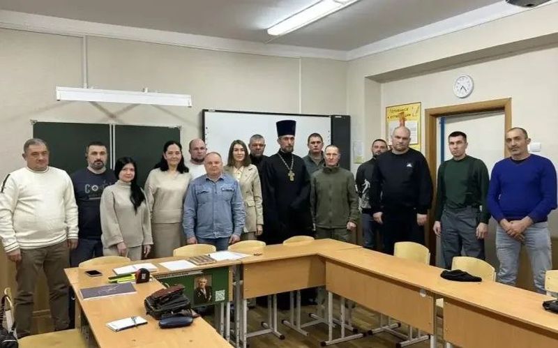 Совет отцов города Шахты обсудил воспитание детей и семейные ценности на круглом столе с участием священника