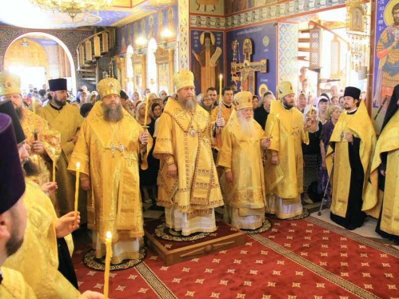 Епископ Шахтинский и Миллеровский Симон за всенощным бдением сослужил митрополиту Астанайскому и Казахстанскому Александру в Казанском храме г. Ростова-на-Дону