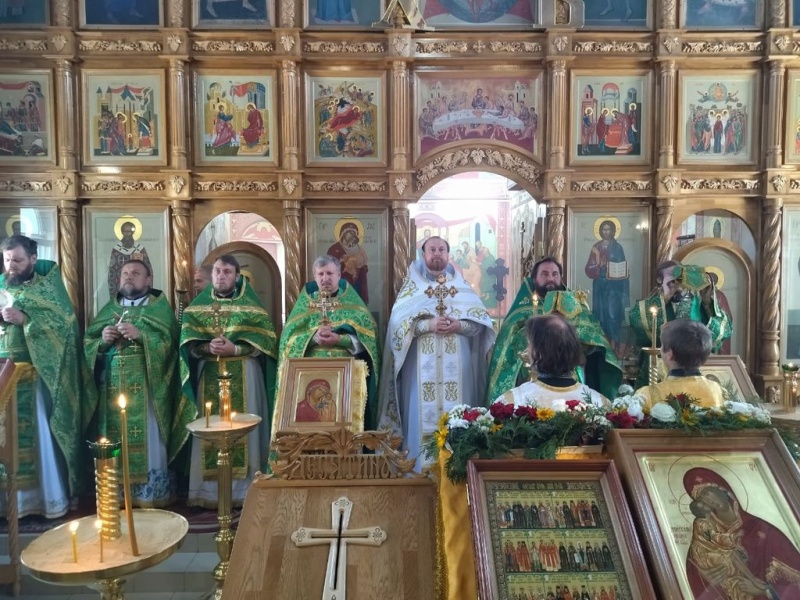Прихожане храма Донской иконы Богородицы г. Новошахтинска поздравили протоиерея Романа Амплеева с 18-й годовщиной иерейской хиротонии
