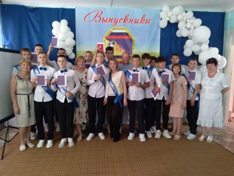 Священник посетил торжественную линейку 