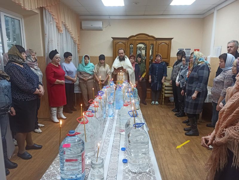 Протоиерей Сергий Яценко совершил чин великого освящения воды для подопечных центра социального обслуживания граждан пожилого возраста и инвалидов