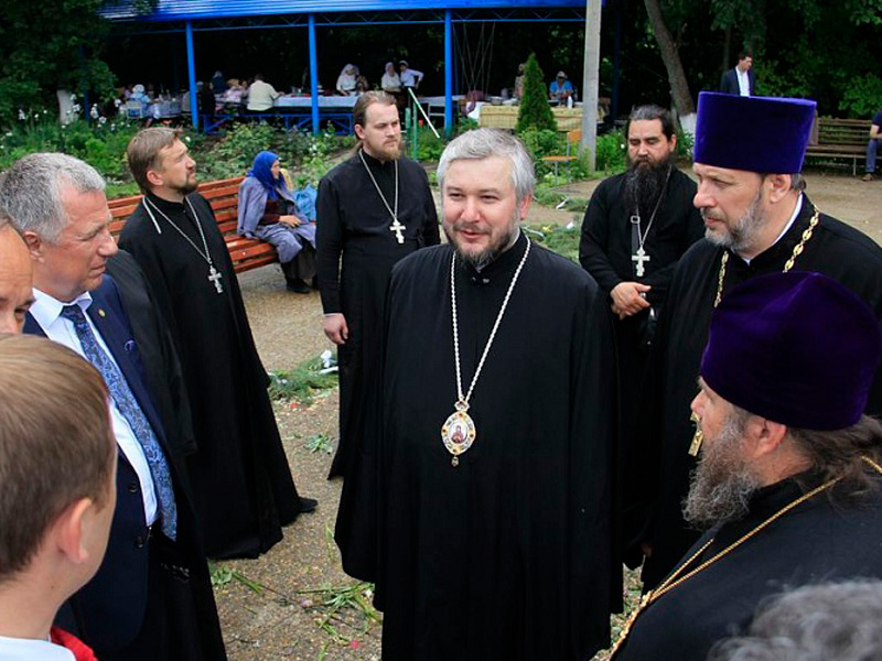 В ходе архипастырского визита в Тарасовское благочиние Преосвященнейший епископ Симон посетил строящуюся церковно-приходскую школу в хут. Можаевка