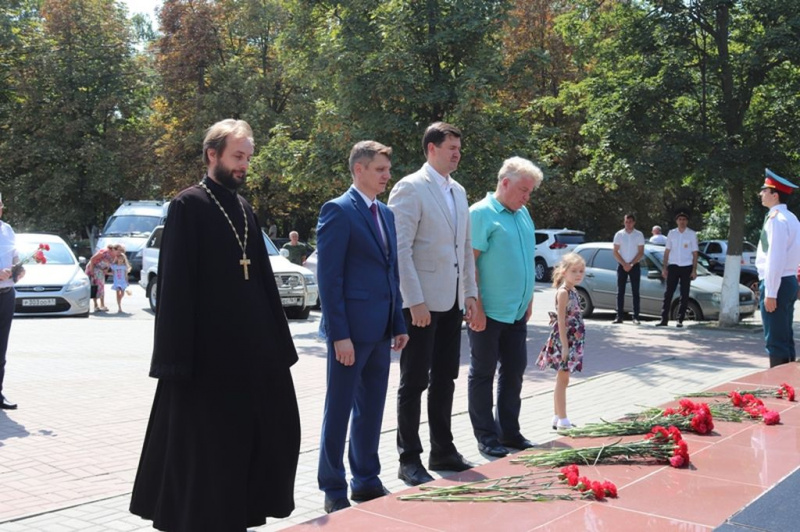 В г. Шахты состоялось торжественное возложение цветов к Мемориалу Шахтерской Славы почтил память погибших шахтеров протоиерей Сергий Яценко.