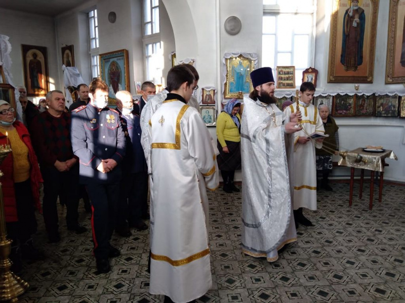 В храме Архистратига Михаила Новошахтинского благочиния прошла заупокойная панихида в память об убиенных и умученных казаках государства Российского