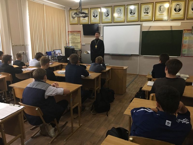 Благочинный Верхнедонского округа иерей Роман Митяшин в составе лекторской группы провел беседу с учениками средних классов Шолоховской гимназии ст. Вешенской о вреде наркотиков 