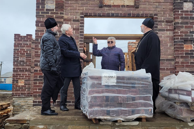 Преосвященнейший епископ Симон ознакомился с ходом строительства храма в честь образа Пресвятой Богородицы «Спорительница хлебов» в хуторе Самбуров