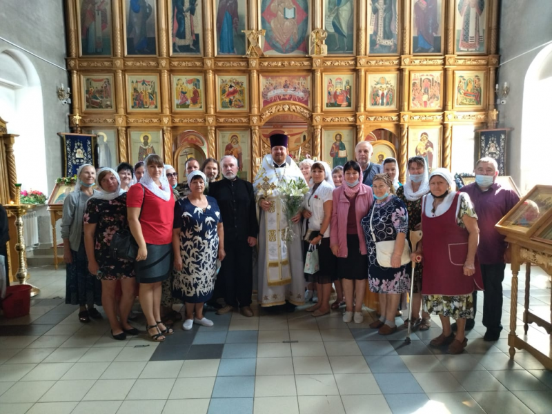 Прихожане Донского храма г. Новошахтинска поздравили протоиерея Романа Амплеева с 17-летием назначения настоятелем храма