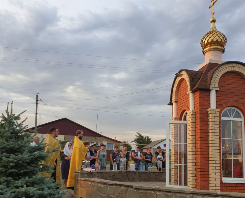 В день памяти святого равноапостольного великого князя Владимира протоиерей Сергий Яценко и иерей Николай Налеткин совершили водосвятный молебен у часовни в хут. Мокрый Лог